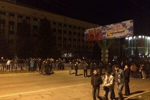 В Луганске продолжаются митинги под захваченным зданием службы безопасности