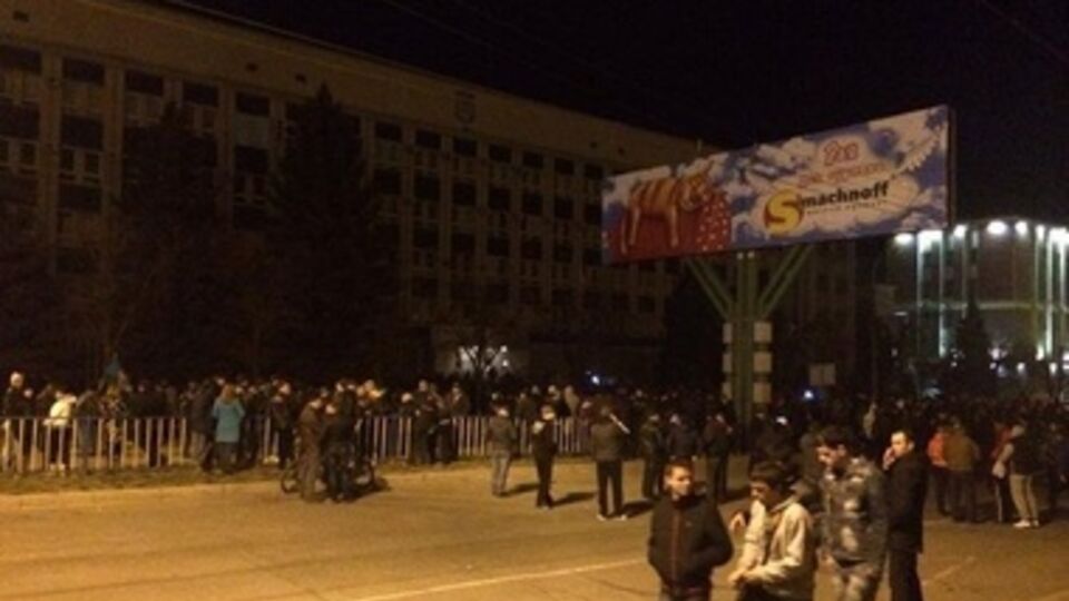 В Луганске продолжаются митинги под захваченным зданием службы безопасности