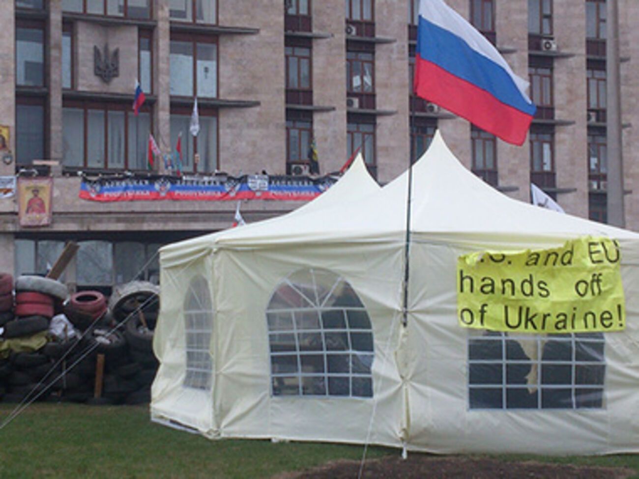 Донецкие сепаратисты укрепили баррикады и не собираются покидать ОГА