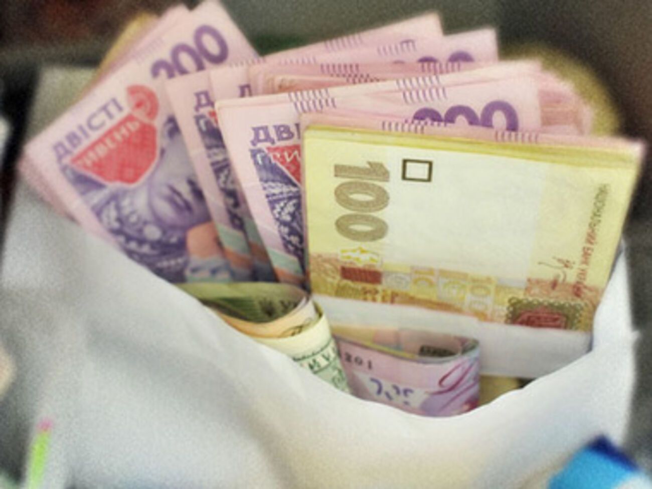 Гривна продолжает находиться на рекордно низком уровне