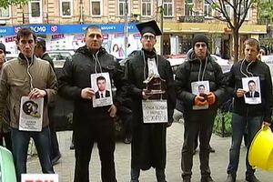По словам участников акции, именно суд причастен к передаче Межигорье фирмам, близким к Януковичу