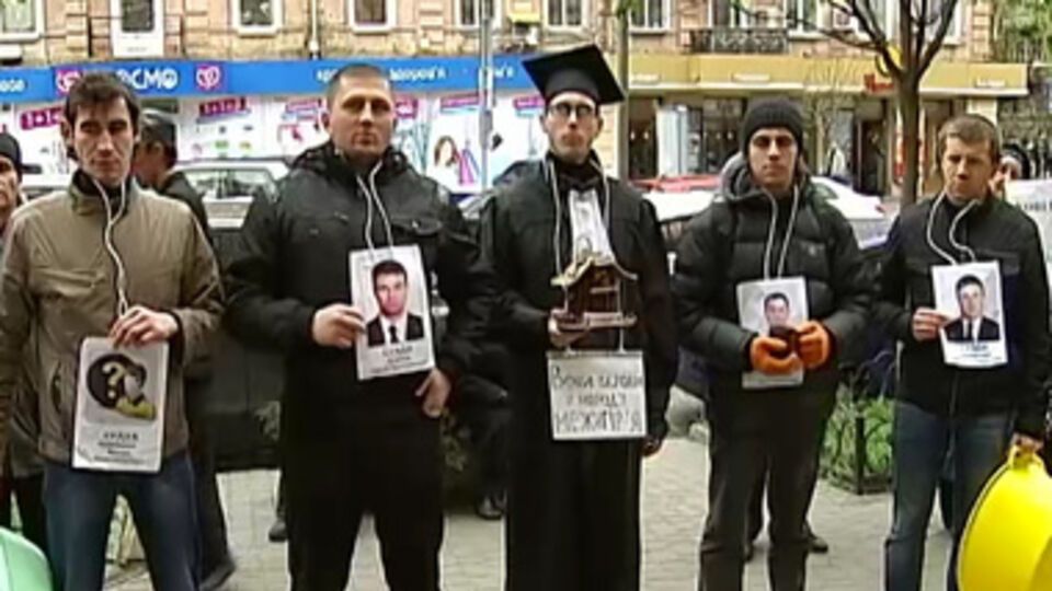 По словам участников акции, именно суд причастен к передаче Межигорье фирмам, близким к Януковичу