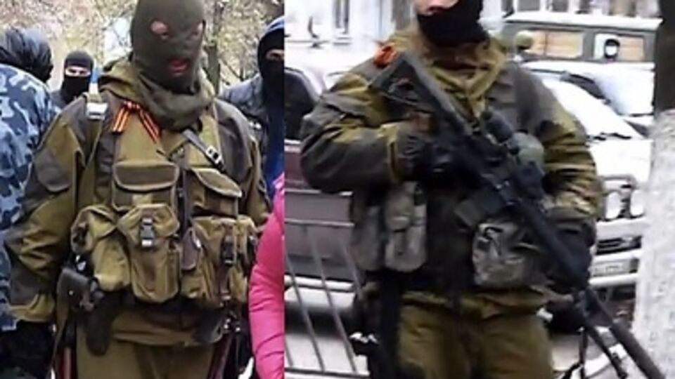 Форма людей, захвативших райотдел в Славянске очень похожа на форму "зеленых человечков" в Крыму