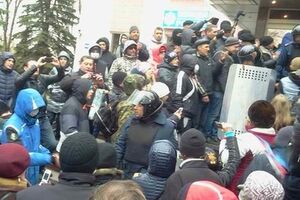 Возле здания областного управления МВД в Донецке