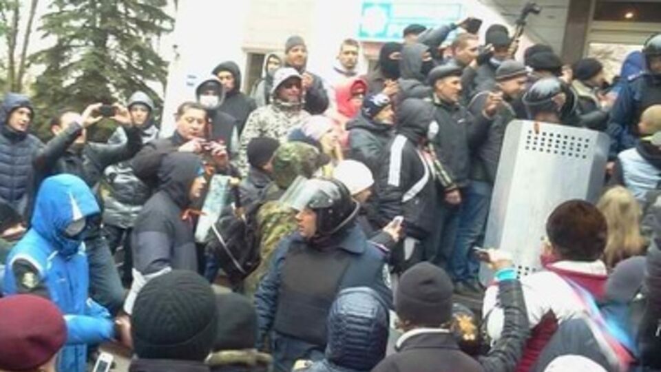 Возле здания областного управления МВД в Донецке