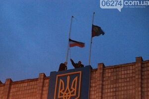 Активисты возле горсовета зачитали декларацию о независимости "Донецкой народной республики"