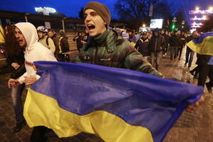 Активисты прошли по Сумской с гимном и флагами