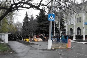 Возле здания горсовета в Краматорске установлена баррикада из покрышек и деревянных поддонов