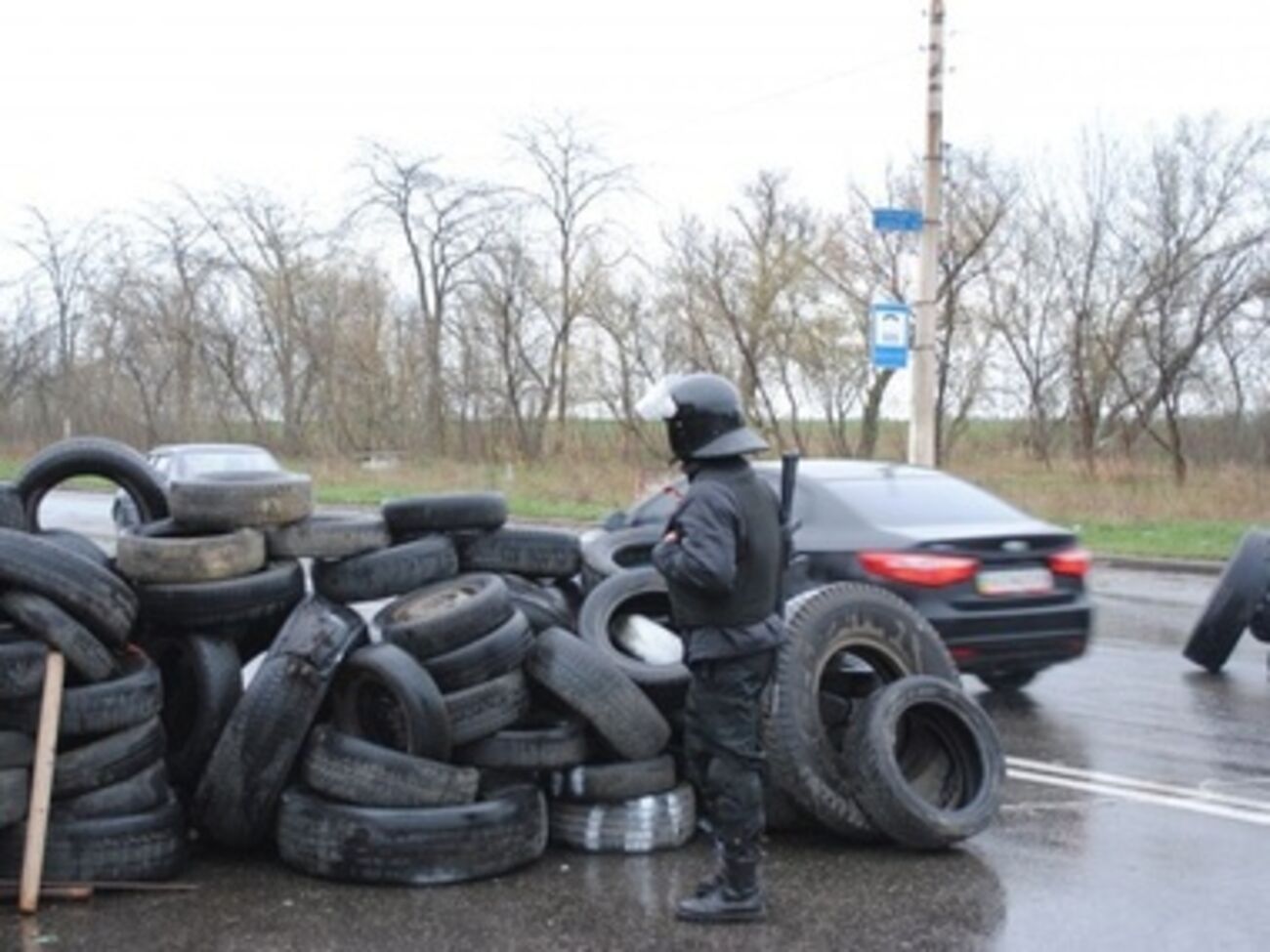 Баррикада из покрышек в Краматорске под охраной людей в форме спецназа