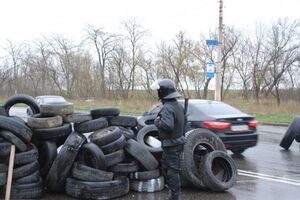 Баррикада из покрышек в Краматорске под охраной людей в форме спецназа