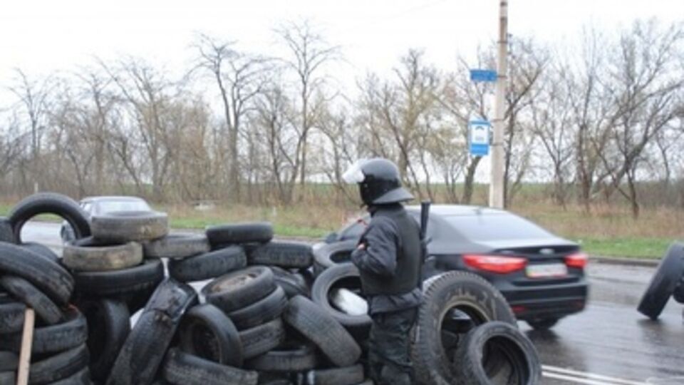 Баррикада из покрышек в Краматорске под охраной людей в форме спецназа