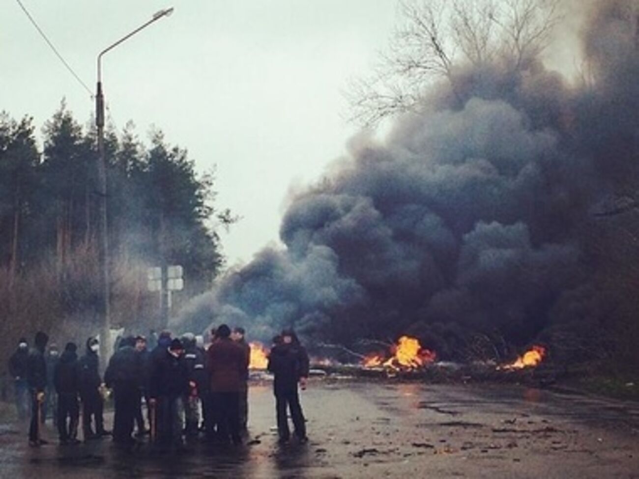 На въезде в Славянск горит баррикада