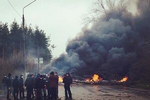 На въезде в Славянск горит баррикада