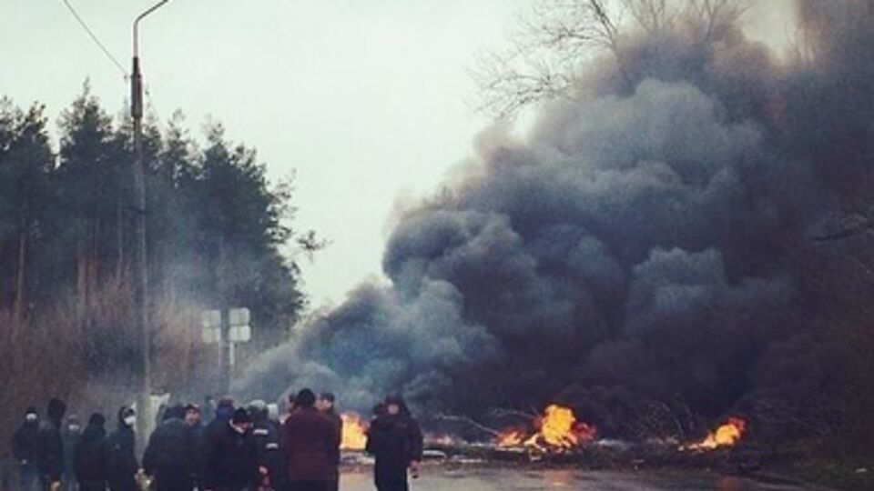 На въезде в Славянск горит баррикада