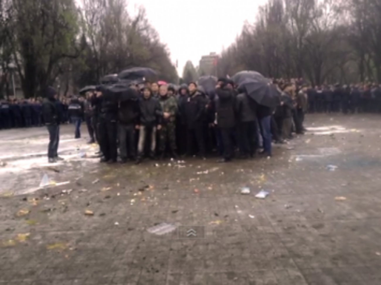 Майдановцы окружили пророссийских активистов