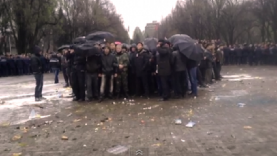 Майдановцы окружили пророссийских активистов