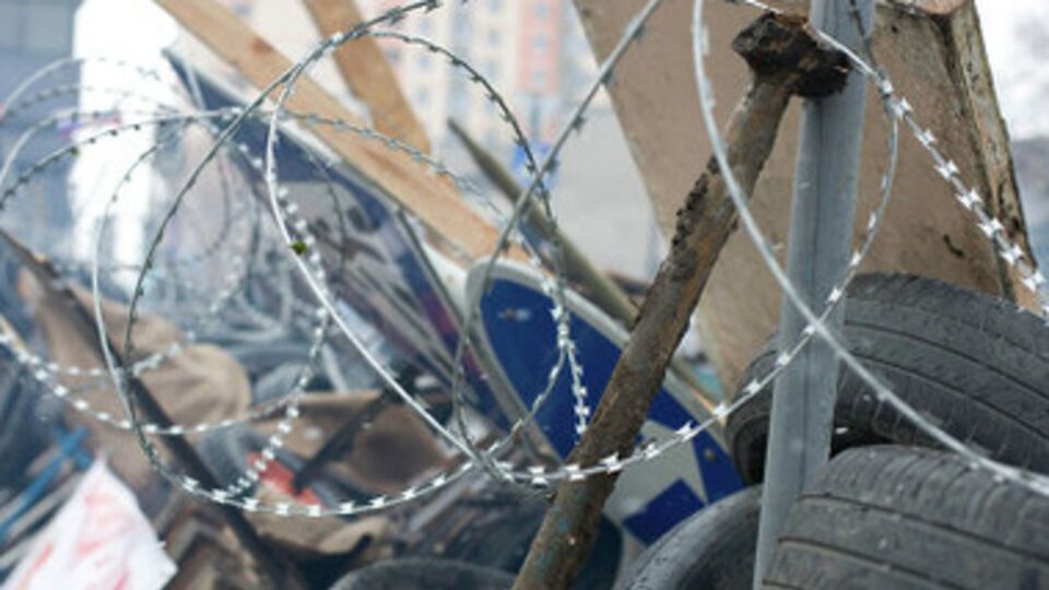 Вооруженные люди контролируют движения автомобилей в области