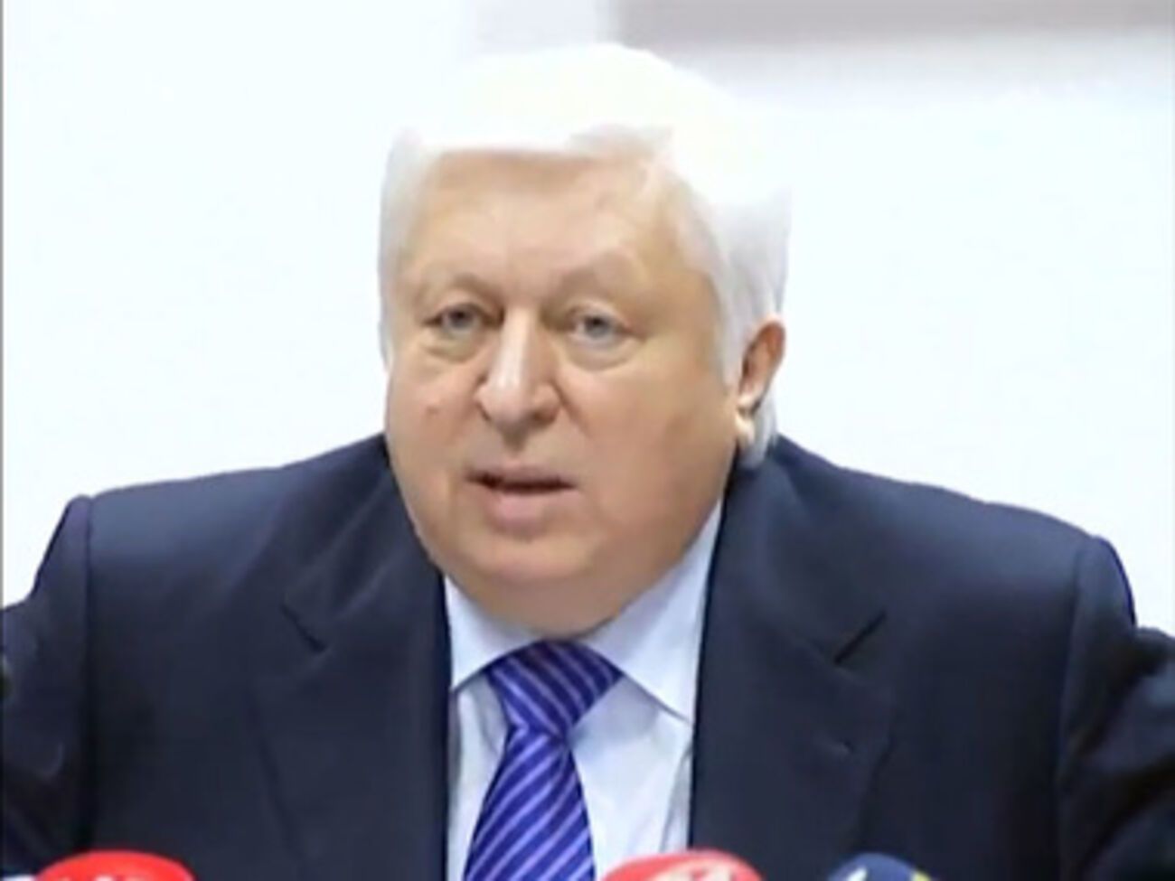 По словам Пшонки,&nbsp;киевская власть должна помнить, что нельзя топтать Конституцию Украины