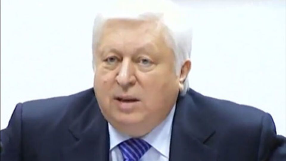 По словам Пшонки, киевская власть должна помнить, что нельзя топтать Конституцию Украины