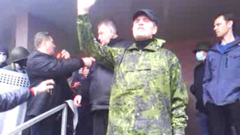 Лидер сепаратистов призвал граждан привозить к горотделу милиции песок, мешки и шины