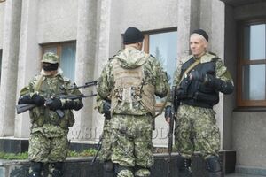 Вооруженные мужчины в камуфляже прибыли сегодня утром
