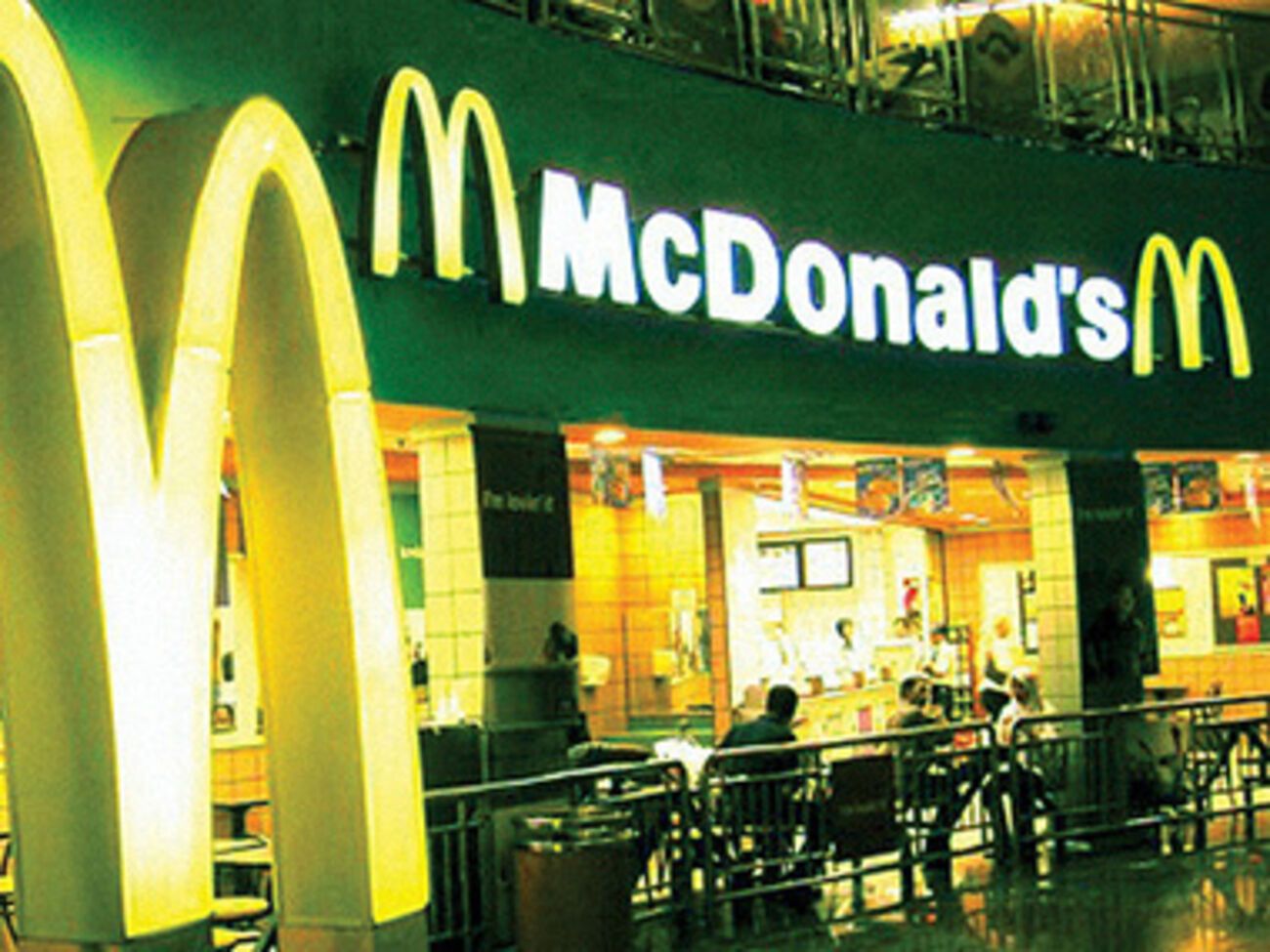 Активисты также призывают посетителей McDonald's не покупать российские товары