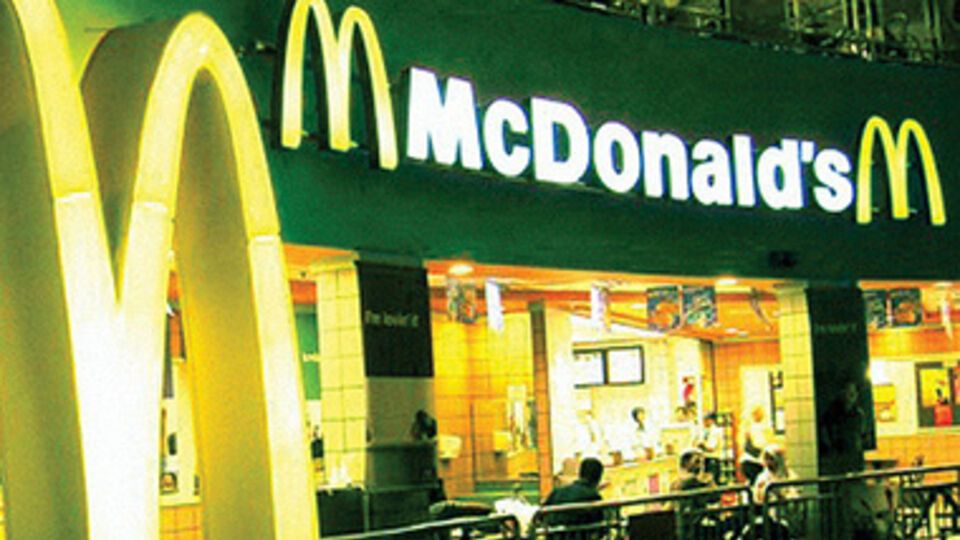 Активисты также призывают посетителей McDonald's не покупать российские товары