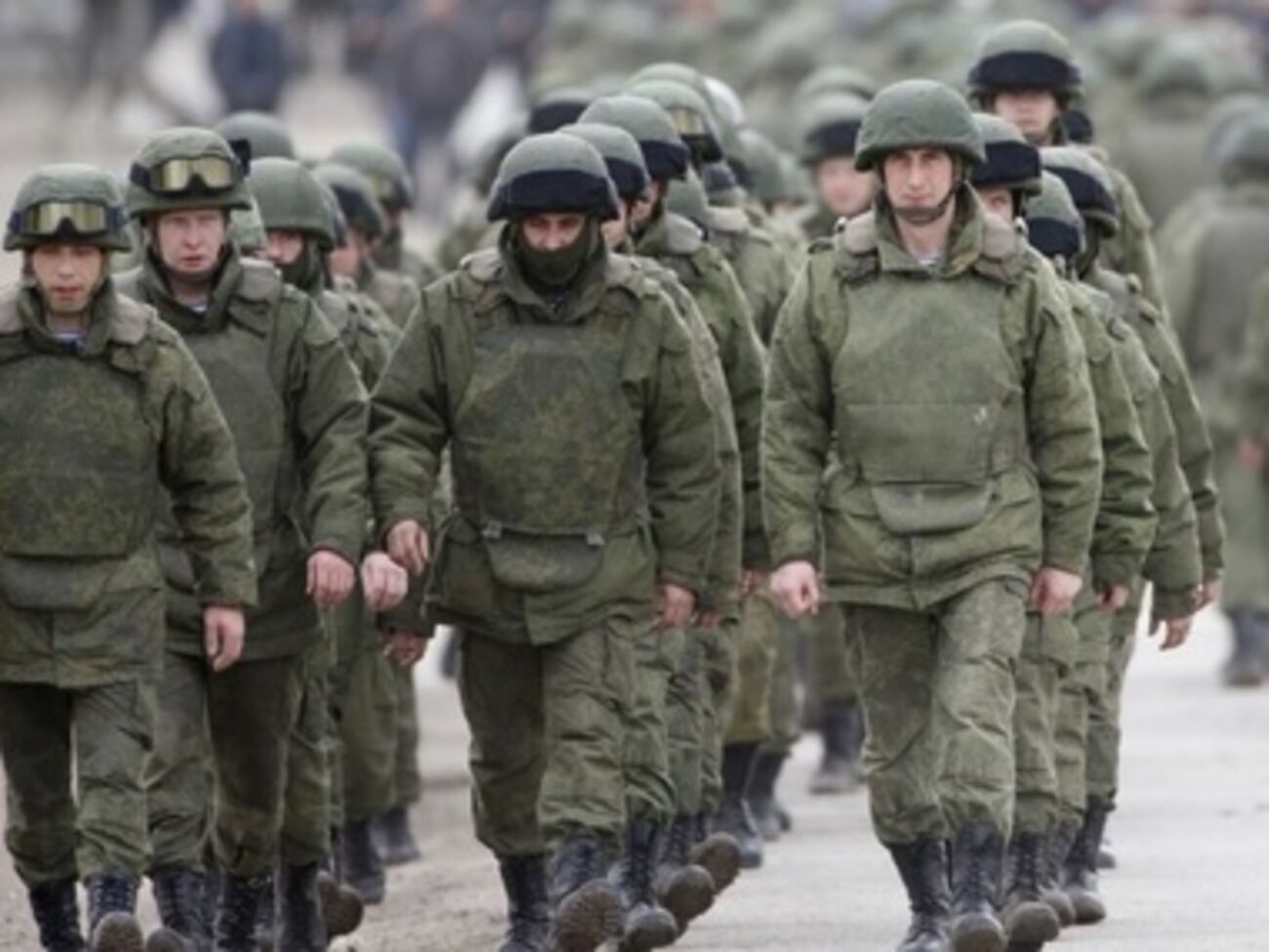 Путин использует военную угрозу, чтобы навязать свое решение Украине