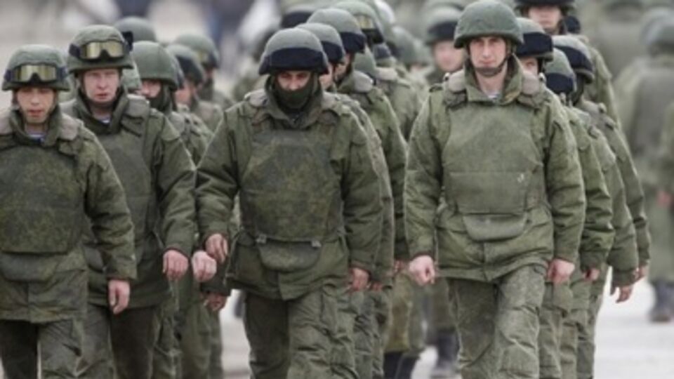 Путин использует военную угрозу, чтобы навязать свое решение Украине