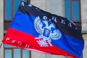 Сепаратисты используют свой триколор с двуглавым орлом