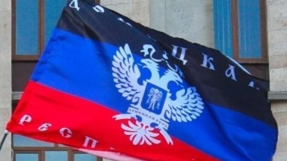 Сепаратисты используют свой триколор с двуглавым орлом