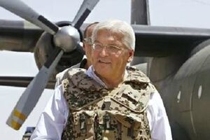 Министр иностранных дел Германии Франк-Вальтер Штайнмайер во время визита в Афганистан