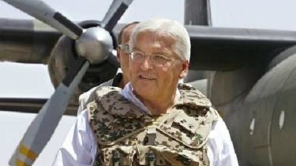 Министр иностранных дел Германии Франк-Вальтер Штайнмайер во время визита в Афганистан