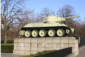 Немецкие масс-медиа считают, что советские танки "не могут находиться у Бранденбургских ворот, когда российские танки угрожают демократической Европе".