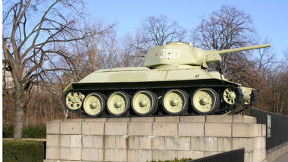 Немецкие масс-медиа считают, что советские танки "не могут находиться у Бранденбургских ворот, когда российские танки угрожают демократической Европе".