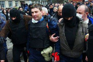 Сотрудникам правоохранительных органов до последнего удавалось отбивать атаки