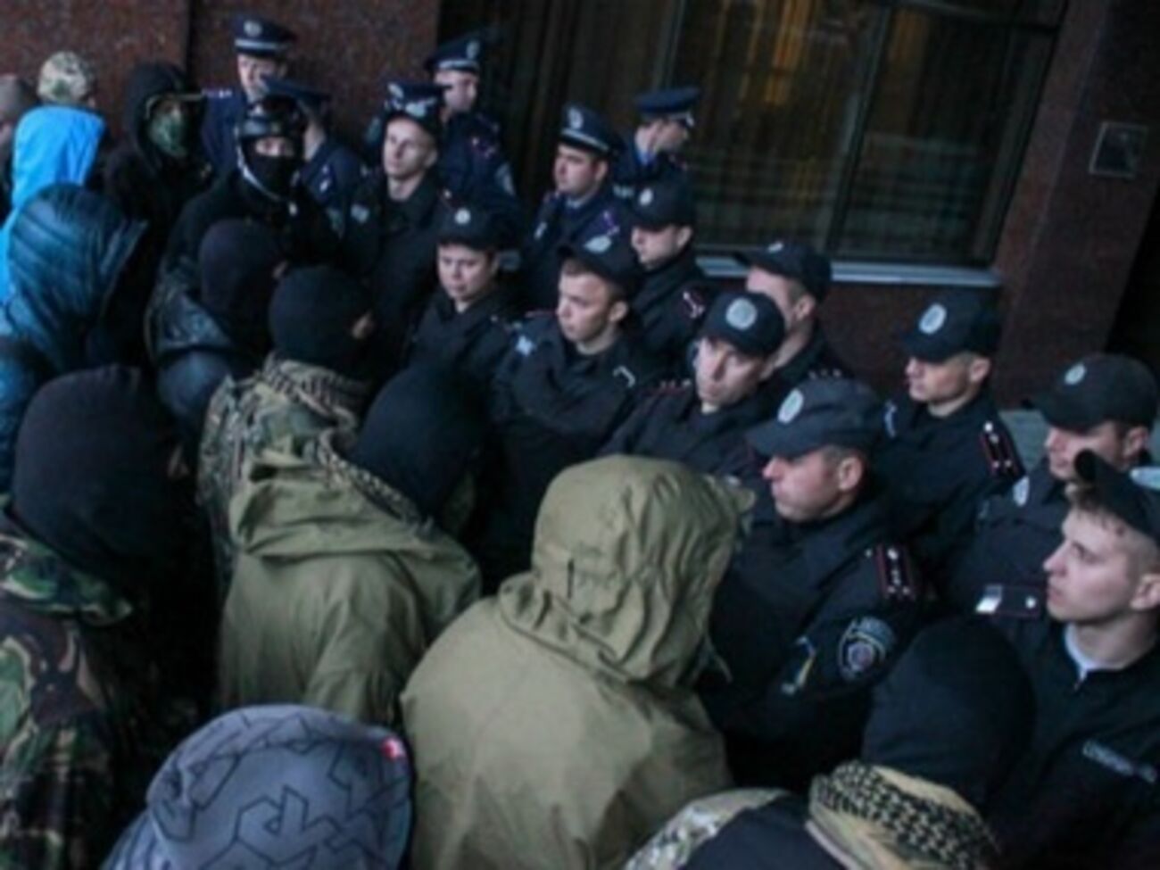 Активисты отпустили беркутовцев после переговоров и извинений