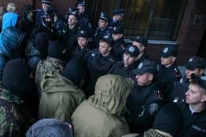 Активисты отпустили беркутовцев после переговоров и извинений