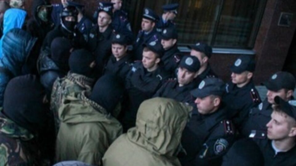 Активисты отпустили беркутовцев после переговоров и извинений