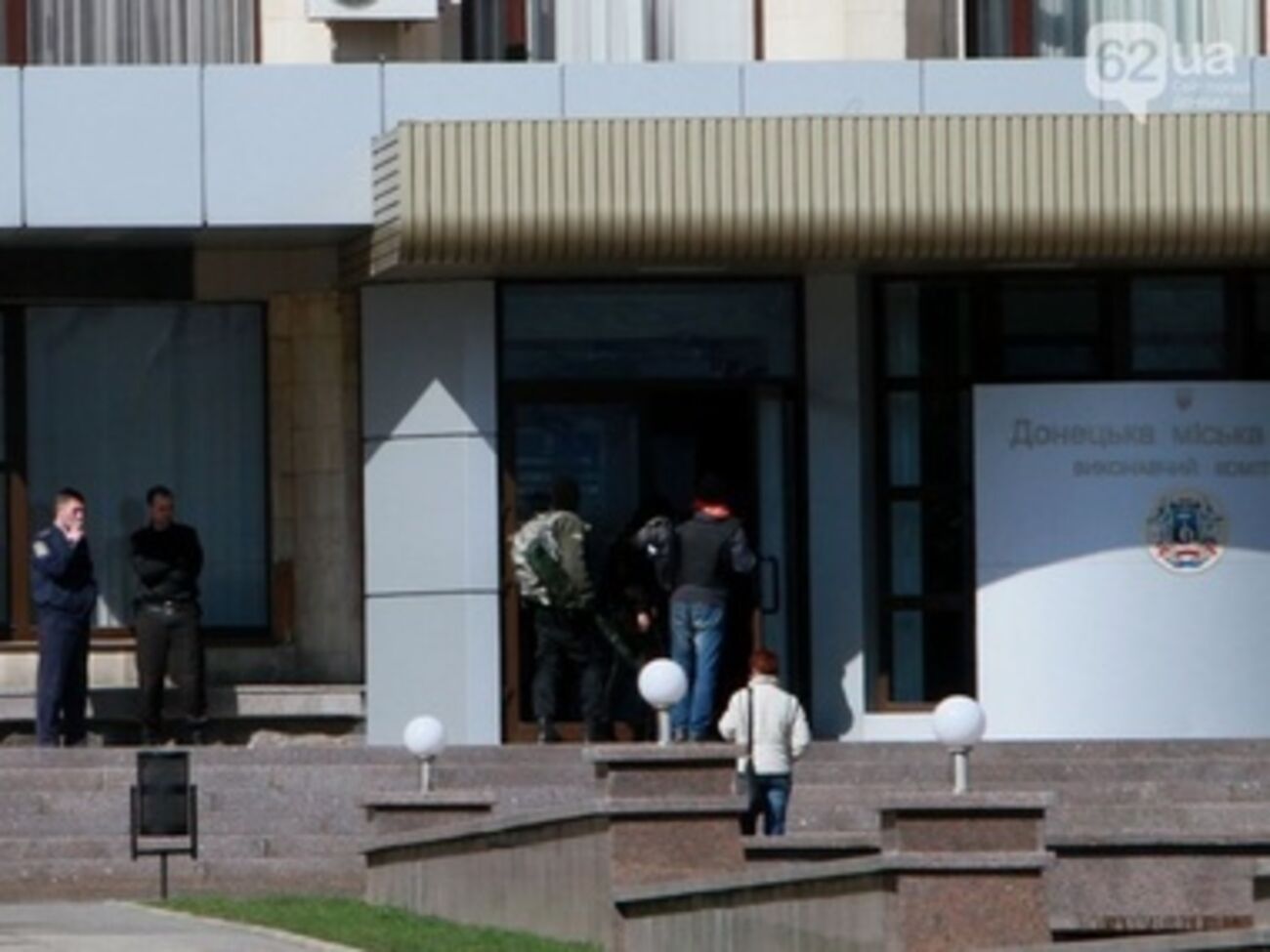 Вооруженные люди беспрепятственно вошли в здание горсовета