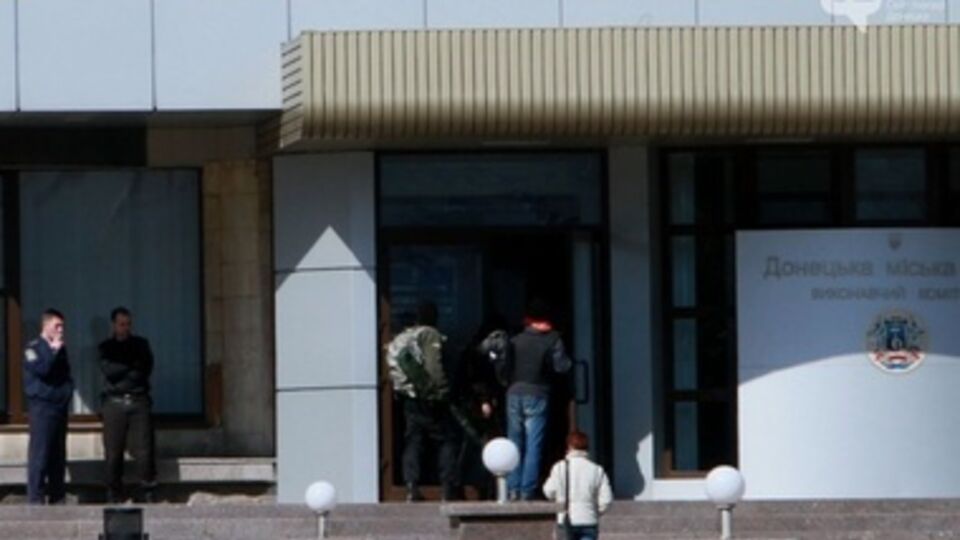 Вооруженные люди беспрепятственно вошли в здание горсовета