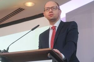 На заседании кабинета министров Арсений Яценюк объявил о создании конституционной комиссии