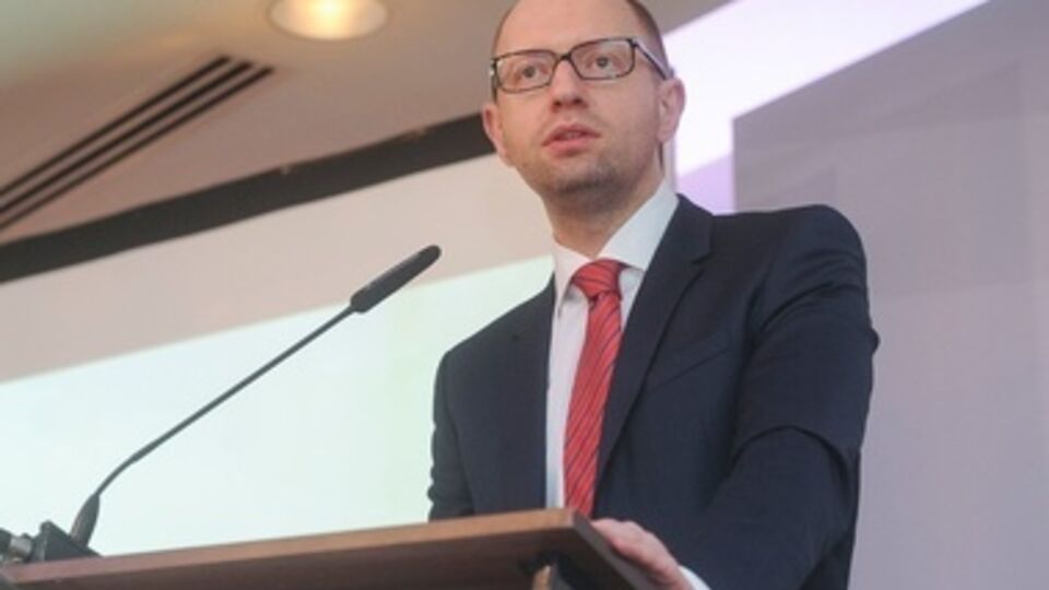 На заседании кабинета министров Арсений Яценюк объявил о создании конституционной комиссии