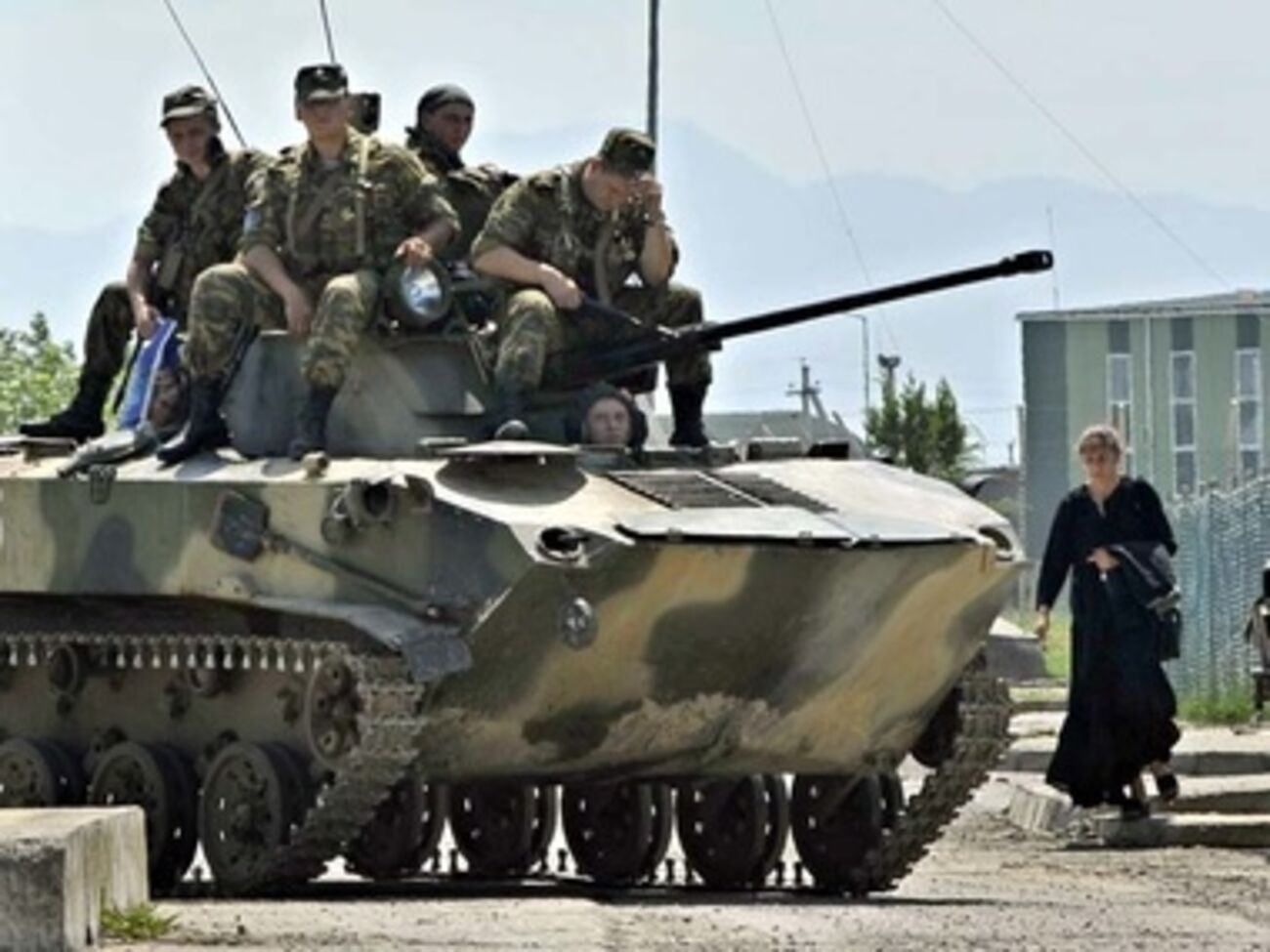 Общемировые военные расходы в 2013 году снизились на 1,9% и составили $1,75 триллиона