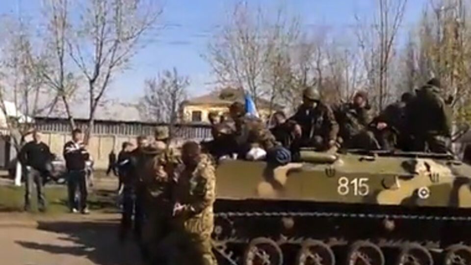 Автор видео утверждает, что эти кадры были сняты в Краматорске 16 апреля