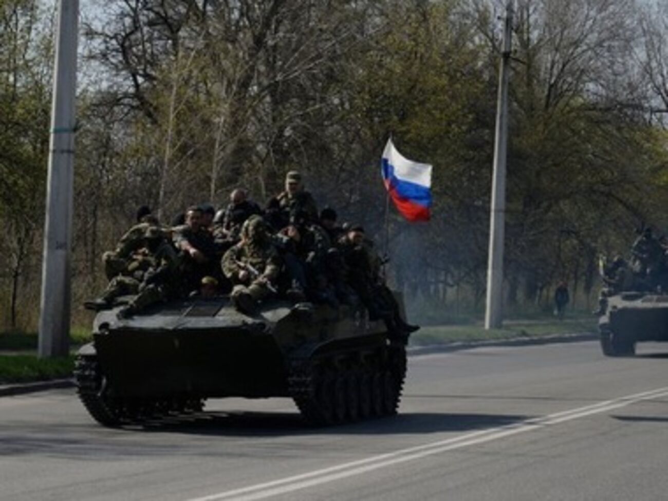Бронетехника украинских войск в руках вооруженных людей в военной форме