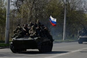 Бронетехника украинских войск в руках вооруженных людей в военной форме