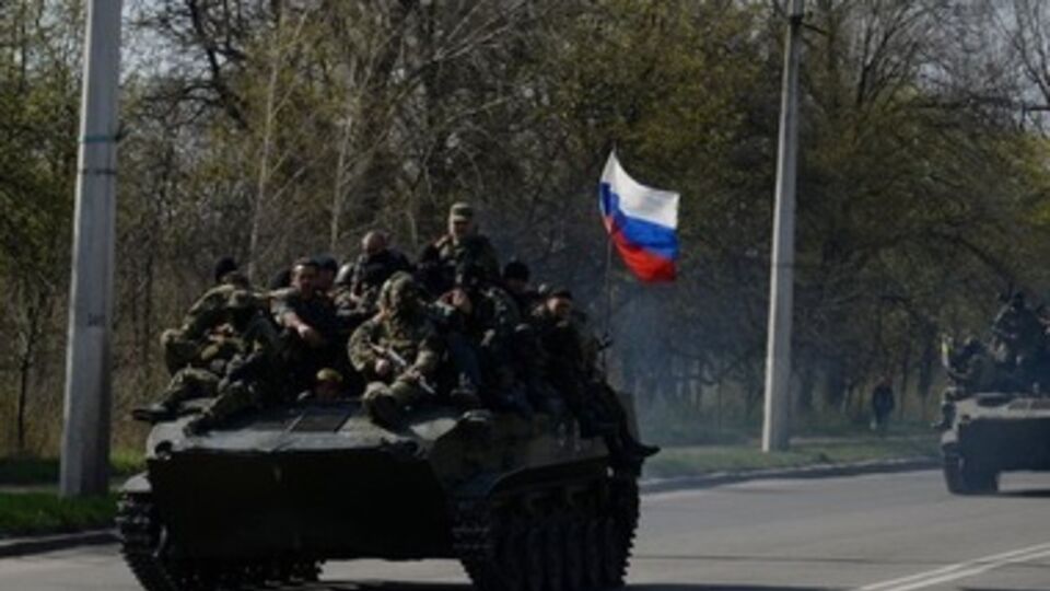 Бронетехника украинских войск в руках вооруженных людей в военной форме