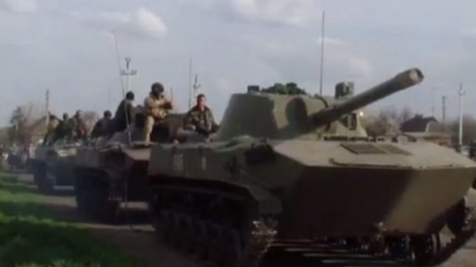 Украинские БМД преследует также автобус с 30 вооруженными террористами