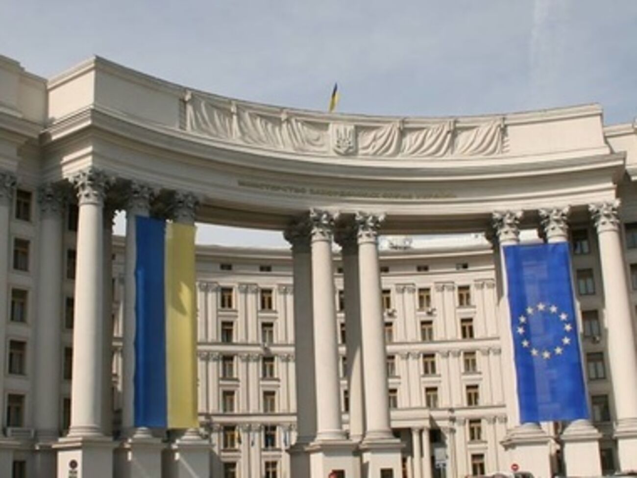 Совфед РФ должен лишить Путина мандата на введение войск в Украину, считают в МИД Украины